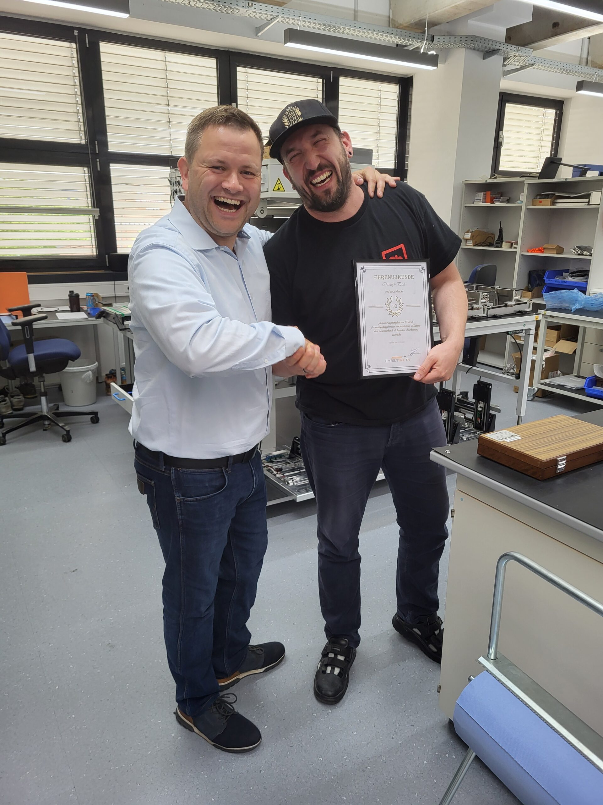 EHRENURKUNDE - 10 Jahre Mitarbeiter der Cybertron