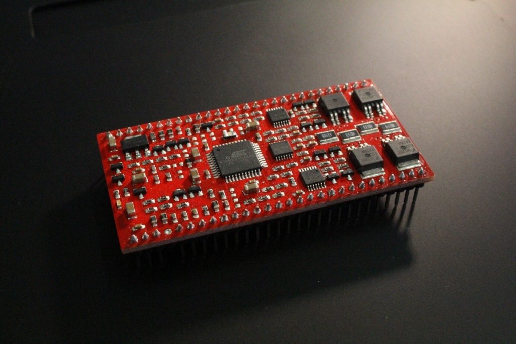 Booster 01 Elektronik-Bauteil im Fokus