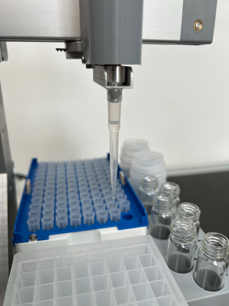 Liquid Handling Pipettierrobotter mit Laborreagenzien