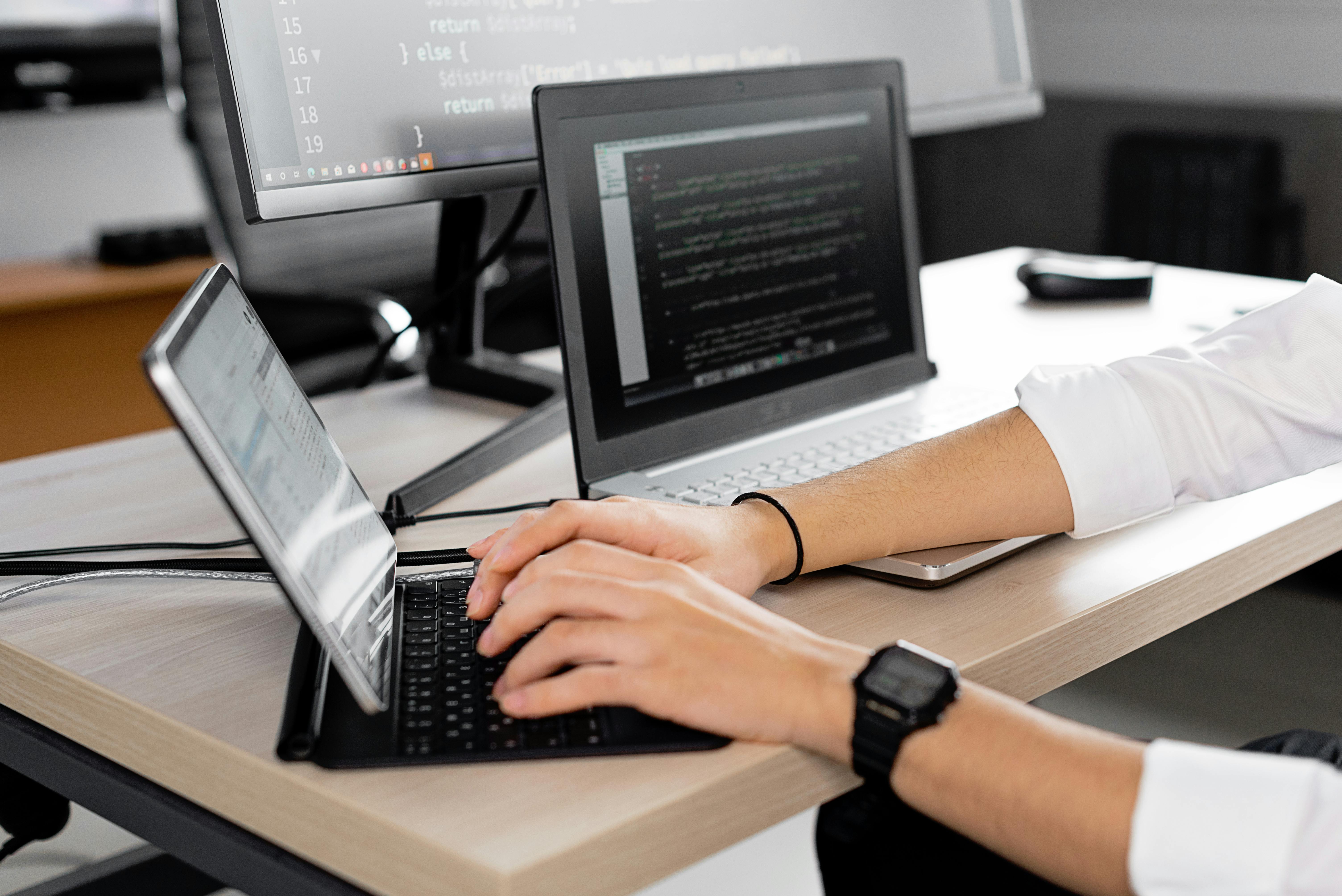 Mann sitzt vor dem Laptop am Schreibtisch